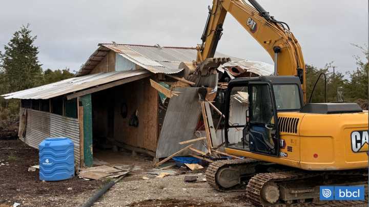 Desalojan y demuelen casas ilegales en terreno fiscal de Dalcahue: un ocupante aun resiste operativo
