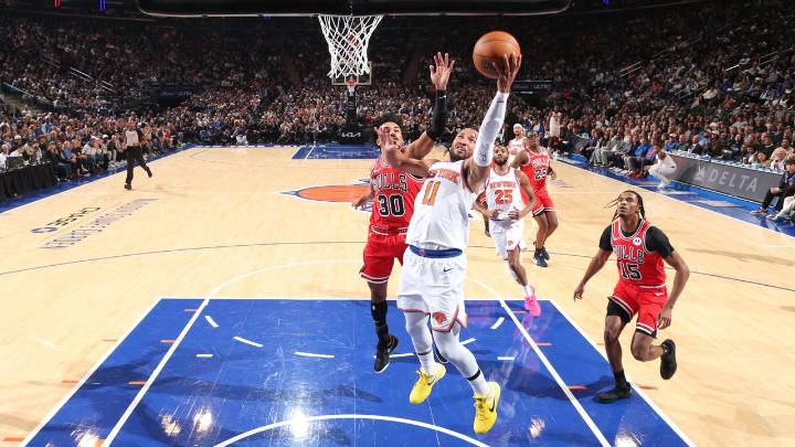Brunson scores 31 as Knicks snap losing streak, hand Bulls first loss