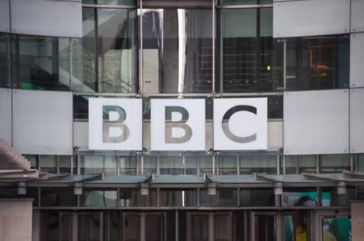 Reino Unido: renuncia el director general de la BBC, acusado de manipular declaraciones de Trump
