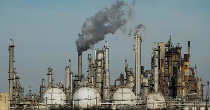 Key structure of old Shell refinery in Louisiana demolished