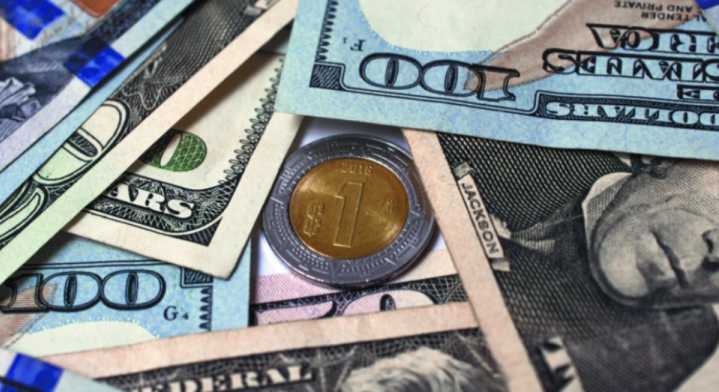 Peso mexicano cae contra el dólar; registra su peor cierre en casi dos meses