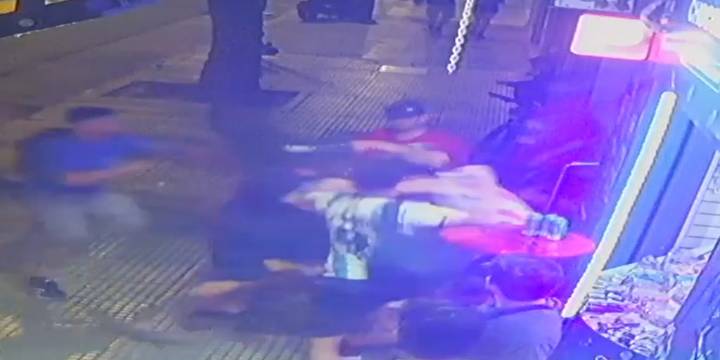 Video: dos hinchas de Atlanta golpearon a dos hombres y les robaron una camiseta de Chacarita en Villa Crespo