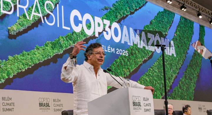 A capa y espada: Gustavo Petro defendió la reciente compra del Estado de la Nueva EPS