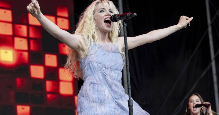 No maybe, just 'hi baby.' Carly Rae Jepsen announces she is pregnant with first child