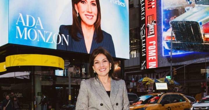 Ada Monzón es reconocida por Forbes en Times Square