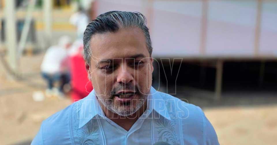 Detienen a conductor que lanzó su vehículo entre contingentes del desfile en Madero