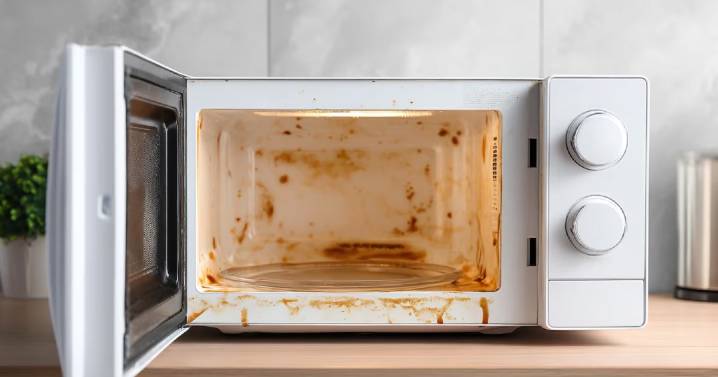 Ni detergente ni bicarbonato: cómo limpiar la grasa del microondas con una mezcla casera y sin esfuerzo