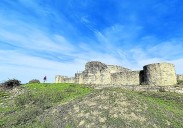 Irulegi, entre gruesas paredes amuralladas