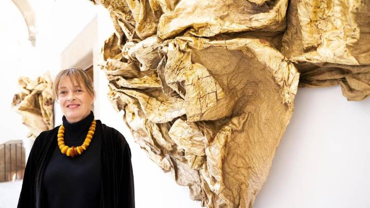 Lucía Vallejo despliega su "pintura expandida" en el Palacio de Godoy de Cáceres