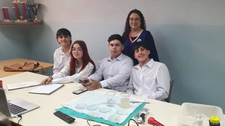 Agua en cápsulas biodegradables, la innovadora idea de alumnos de Rawson