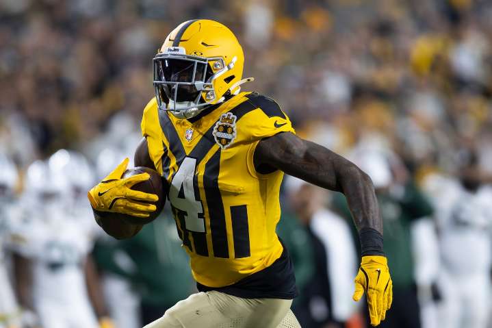 Steelers star hit with massive fine for poking Packers defender in the eye