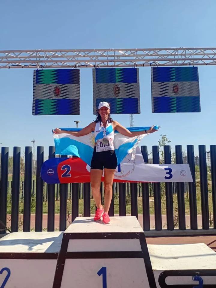 Yesica Ortiz tuvo un debut soñado en el Sudamericano Máster: oro en los 10 km de marcha en Chile