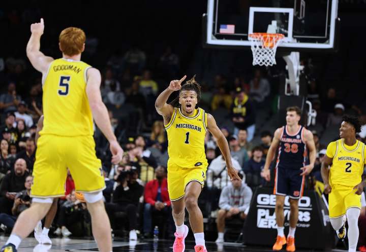 Freshman’s first college dunk sends Michigan bench into hysterics