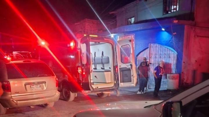 Sujeto intenta golpear a su hijo pero es apuñalado por su esposa