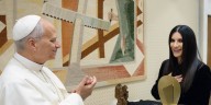 Laura Pausini sorprendió al papa León XIV con una canción inédita en el Vaticano