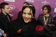 Rosalía revoluciona la alfombra roja a su llegada a Los40 Music Awards 2025