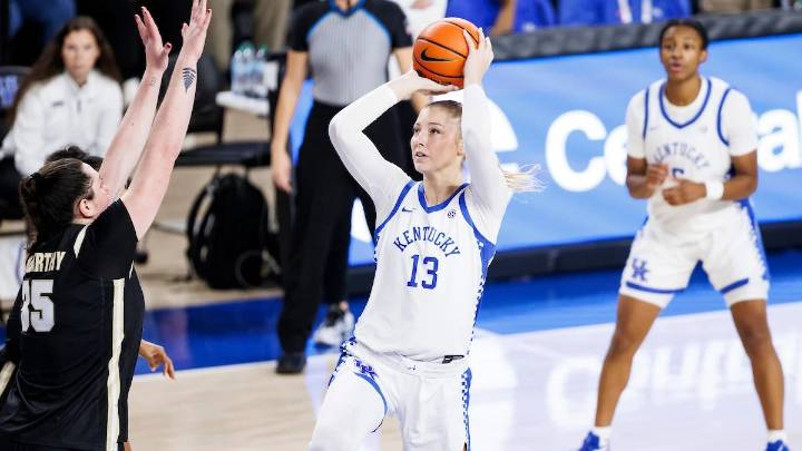 Strack's double-double leads No. 20 Kentucky to 76