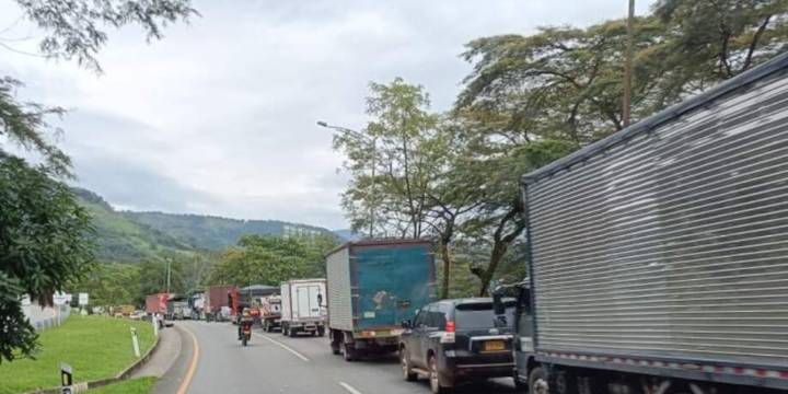Crisis en la vía al Llano: gobernadora del Meta y alcalde de Villavicencio acusan al Gobierno Petro de abandonar a la Colombia profunda