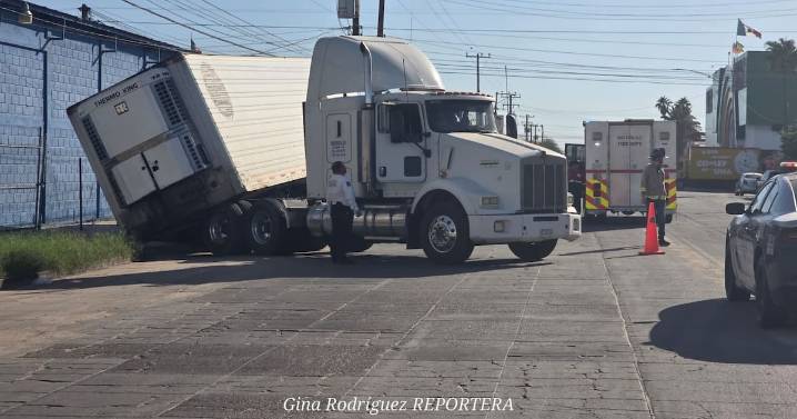 Volcadura de caja de tráiler moviliza a cuerpos de emergencia