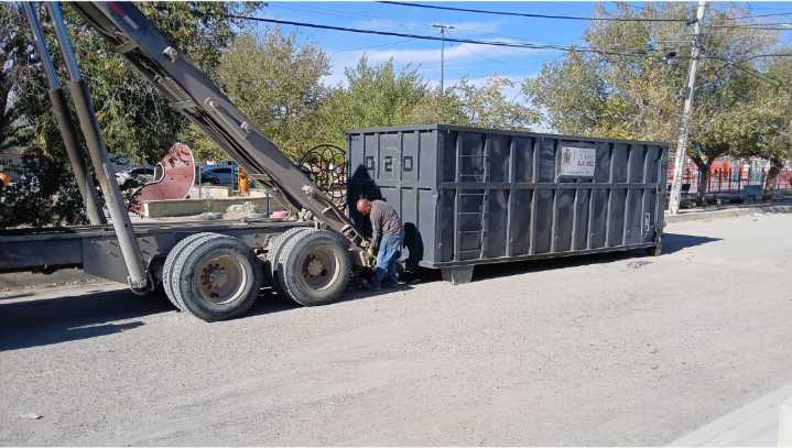 Pide Limpia no dejar basura fuera de los contenedores