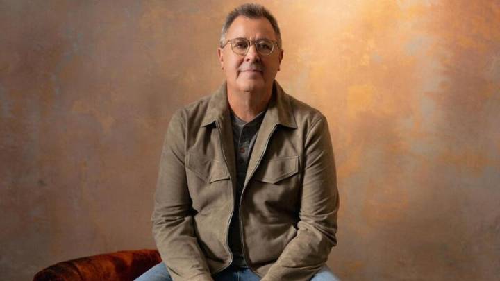 CMAs To Honor Vince Gill With Willie Nelson Lifetime Achievement Award