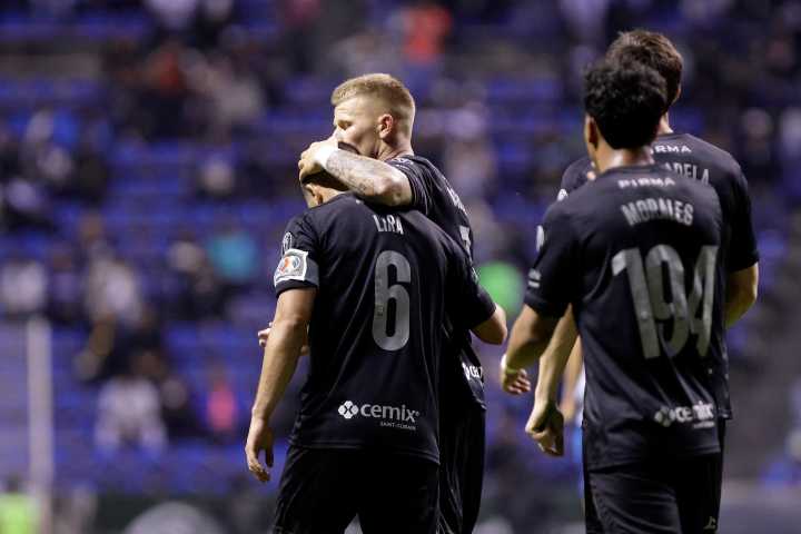 Cruz Azul se adueña momentáneamente del liderato; derrota con dos goles a Puebla