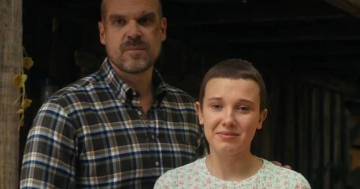 Millie Bobby Brown denuncia a David Harbour de acoso laboral: ¿qué ocurrió en el set de Stranger Things?