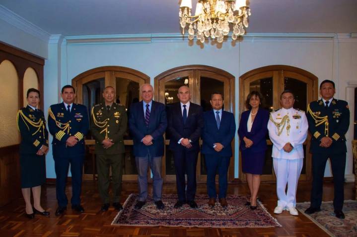 Jefe del Gabinete se reunió en Bolivia con funcionarios de la Embajada del Perú