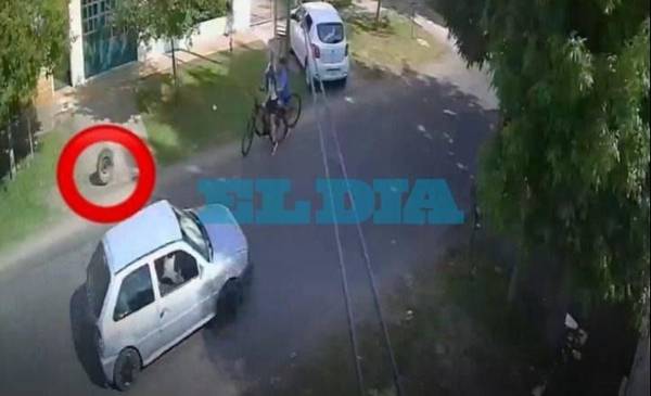 VIDEO. Milagro en La Plata: una rueda se desprendió de un auto y casi impactó contra dos chicas