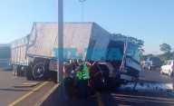 En fotos y video | Impactante accidente en la Autopista La Plata: un camión se cruzó de carril y hay demoras