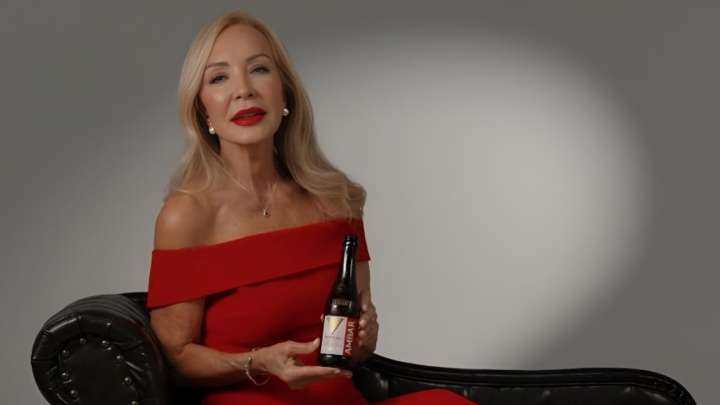 Carmen Lomana convierte un botellín de hace un siglo de Cervezas Ámbar en joyas solidarias