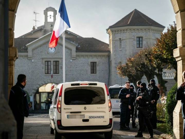Two break out of French jail in 'old-fashioned' bed sheets escape