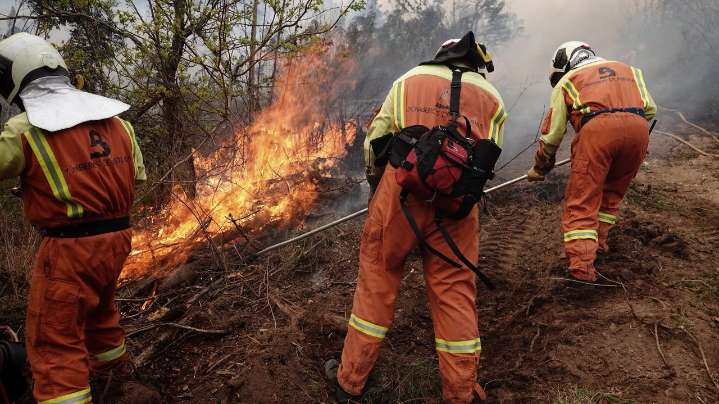 Dos incendios forestales activos y cuatro controlados en Asturias