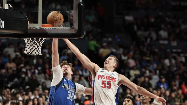 Los Pistons superan a Mavericks en intenso partido de la NBA en México