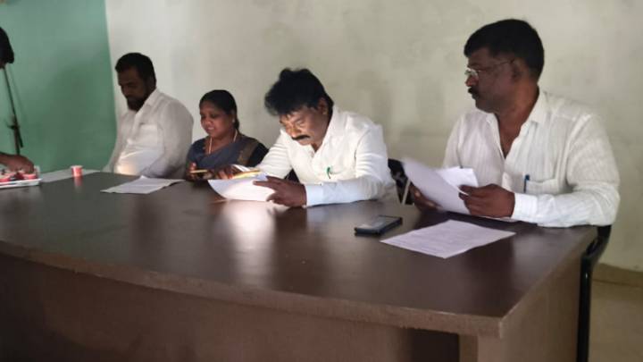 Town panchayat meeting held in mobile torch light after power failure