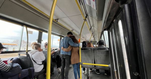 Parejita se bajó del bondi y dejó un asqueroso regalo: un pasajero casi vomita