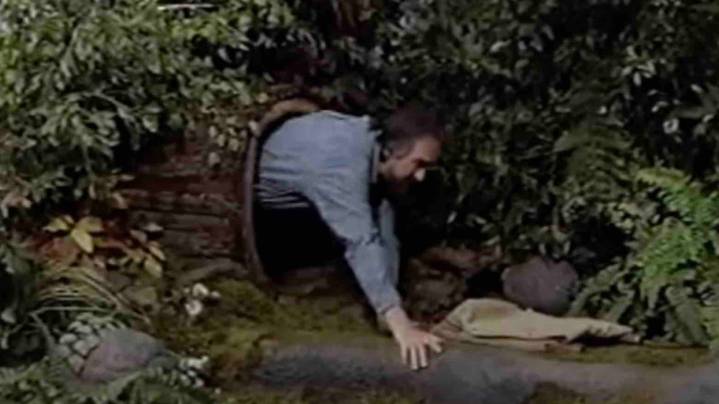 Efforts Intensify to Dislodge Fred Penner from Log