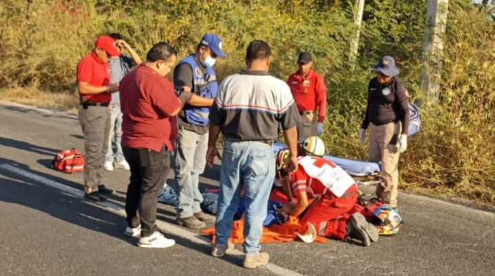 Motociclista derrapa y queda grave en libramiento Tlatenchi