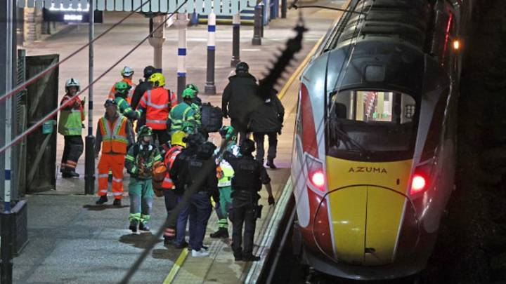 Acusan a un hombre por ataque con arma blanca en masa en un tren en Inglaterra. Estas son las claves del caso