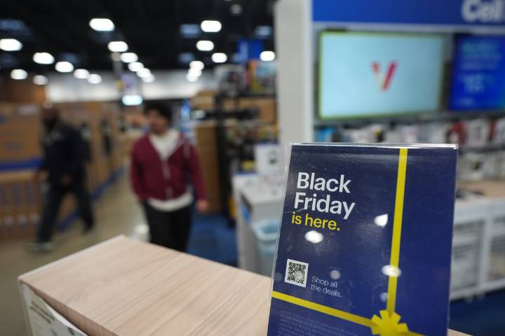 ¿Comprar en línea o ir a la tienda en Black Friday? Esto dicen ChatGPT y Gemini