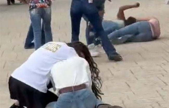 Riñen estudiantes al terminar desfile de la Revolución en Múzquiz