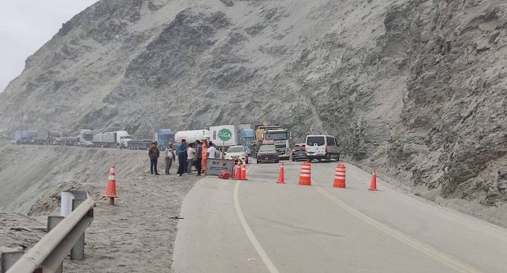 Arequipa: Nuevo desprendimiento de rocas bloquea totalmente la Panamericana Sur en Atico
