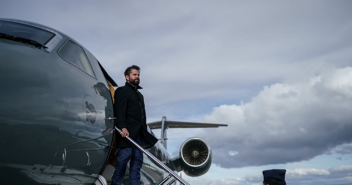 Boric viaja a la Región de Magallanes en medio de creciente tensión entre candidaturas de Jara y Kast de cara al balotaje