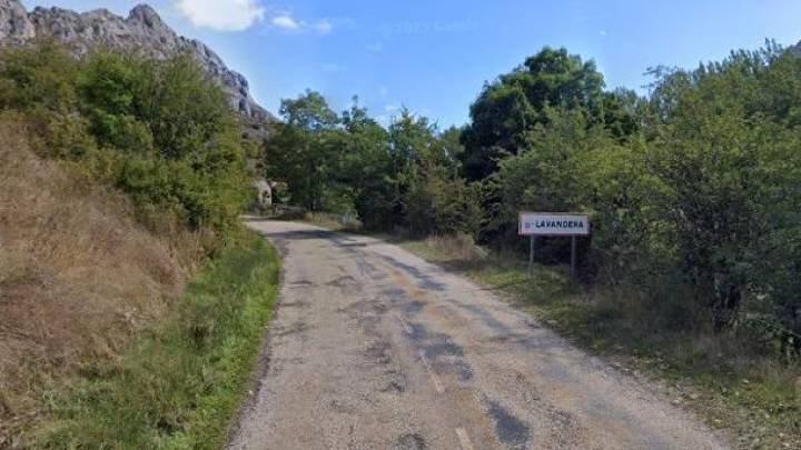 Tres heridos tras colisionar un coche de rally con otro turismo y caer por un talud en León