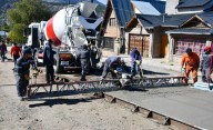 Comenzó la etapa de hormigonado en la obra de pavimento de la calle 25 de mayo