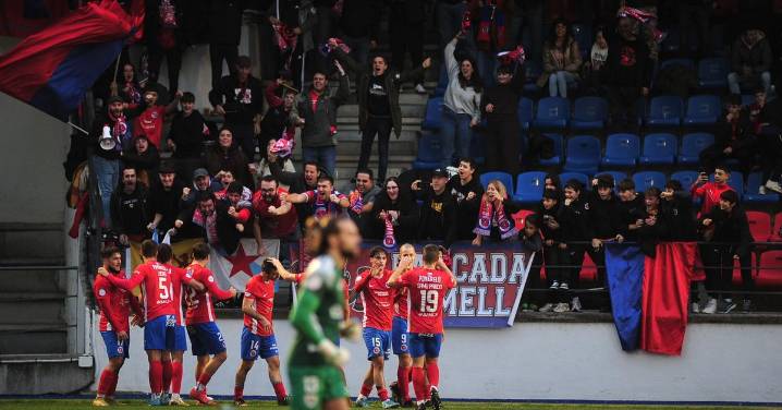Galería | La UD Ourense gana y disfruta bajo la lluvia en O Couto