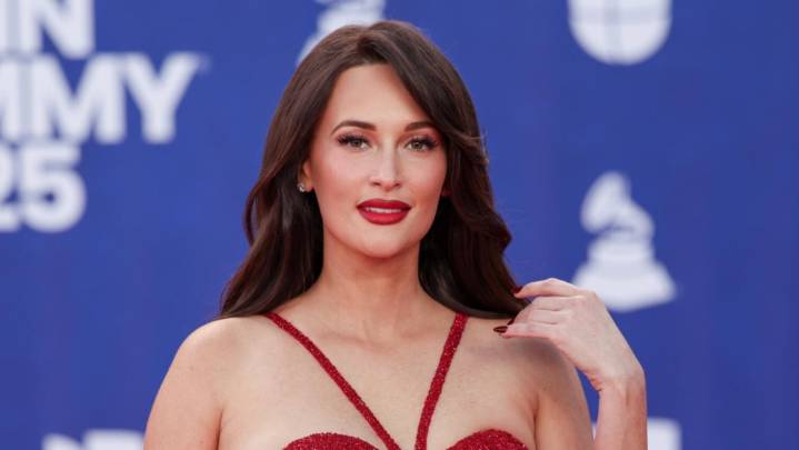 Kacey Musgraves Styles Bombshell Hair at the Latin Grammys 2025