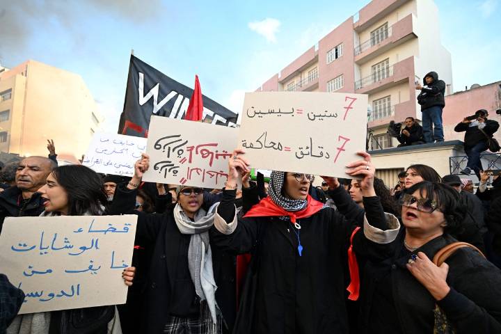 Protestan en Túnez contra "la injusticia y la represión" del presidente Kais Saied