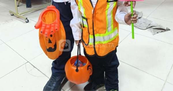 El disfraz de un salteñito que causó sorpresa y pánico entre los conductores