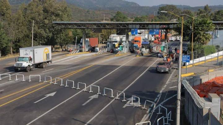 Campesinos y transportistas liberan cinco tramos carreteros en Michoacán